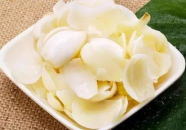 网红吃瓜溜溜梅,溜溜梅成热门零食伴侣