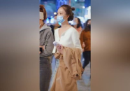 小姐姐脖子长,展现小姐姐独特气质