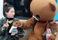熊小姐姐图片,萌态百出，治愈心灵